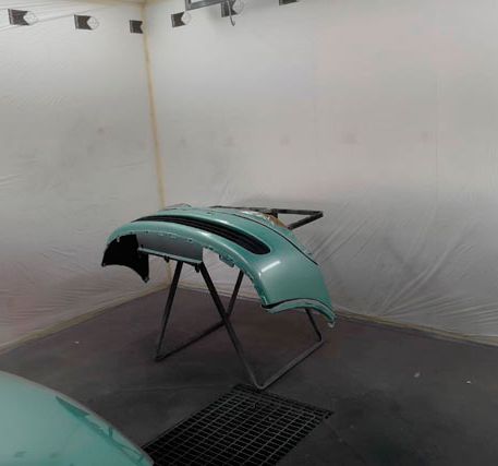 pieza de vehículo en cuarto de pintura