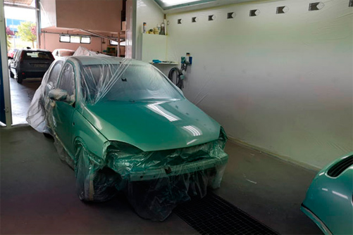 vehículo en taller de pintura