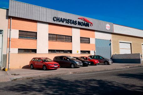 Chapistas Noáin vehículos en fachada