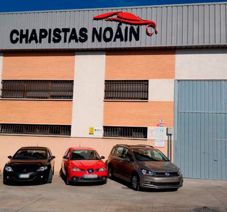 coches en fachada