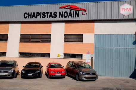 Chapistas Noáin coches en fachada