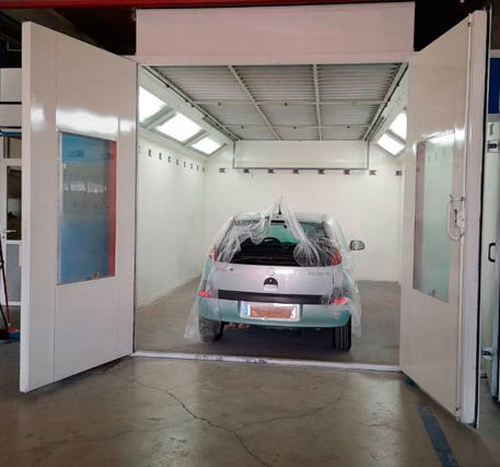 vehículo en cuarto de pintura